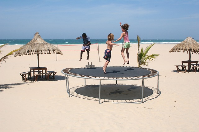 Få gang i legen med en trampolin til haven: Sådan vælger du den rigtige model