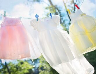 Bade- og sweatkjoler til strandferien: Hvad skal du have med i kufferten?